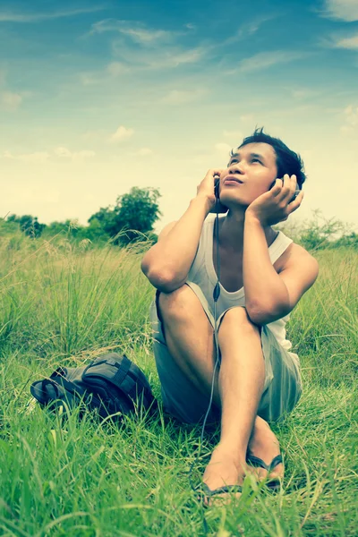 Hombre escuchando música al aire libre — Foto de Stock