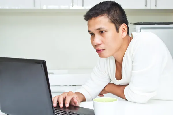 Muž s laptopem — Stock fotografie zdarma