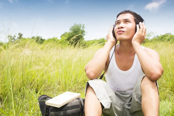 Hombre escuchando música al aire libre — Foto de Stock