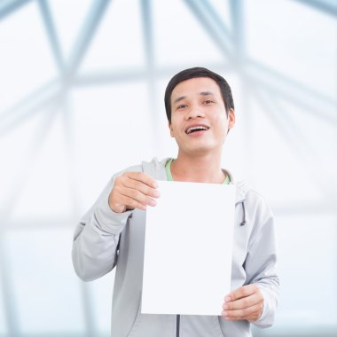 adam boş kağıt ile