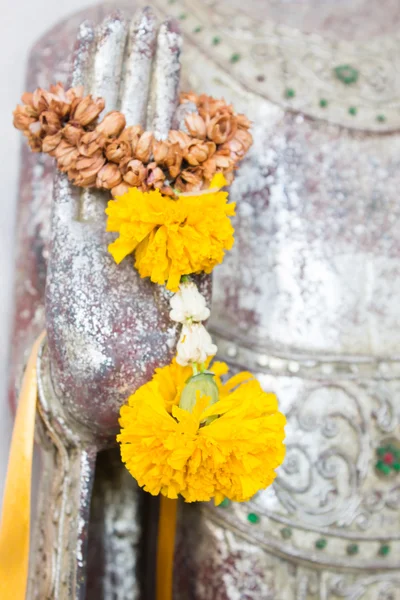 Květina na ruku Buddhy — Stock fotografie