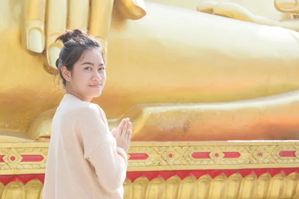 Asijské teenager se modlí ruce — Stock fotografie