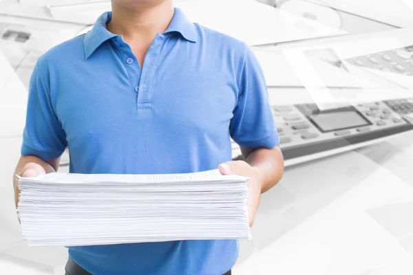 Man die stapel papierwerk in office — Stockfoto