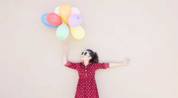 Chica con globos de colores de la serie — Foto de Stock