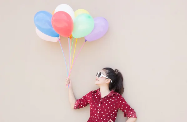 Meisje met kleurrijke ballonnen serie — Stockfoto
