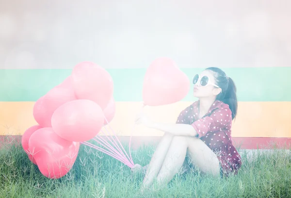 Chica con coloridos globos del corazón — Foto de Stock