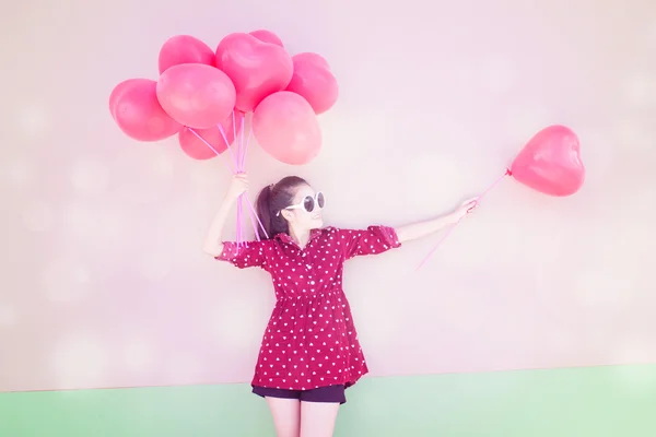 Chica con coloridos globos del corazón — Foto de Stock