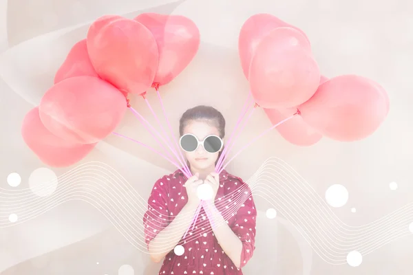 Chica con coloridos globos del corazón — Foto de Stock