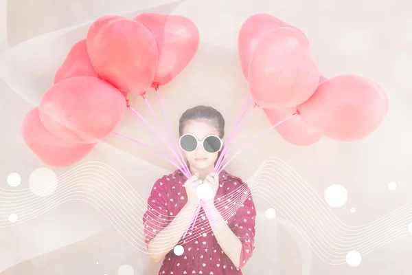 Ragazza con palloncini colorati cuore — Foto Stock