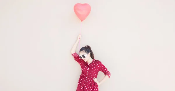 Menina com balões coloridos do coração — Fotografia de Stock