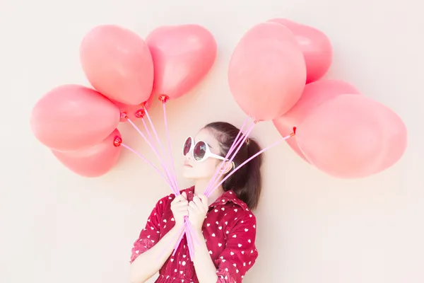 Renkli Kalp balonlar ile kız — Stok fotoğraf