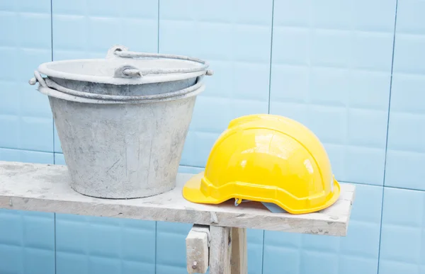 Casco de seguridad amarillo en el sitio de construcción, para el fondo del concepto de construcción —  Fotos de Stock