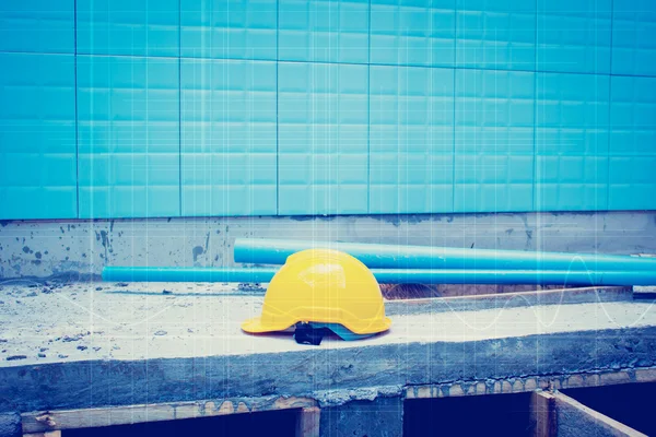 Capacete de segurança amarelo no canteiro de obras — Fotografia de Stock