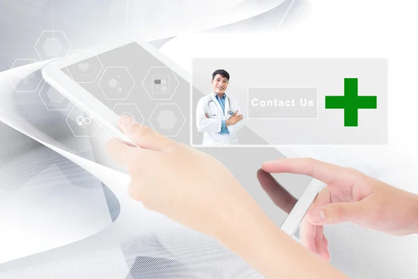 Persona de negocios que trabaja en una tableta digital, concepto médico y de atención médica Añadir más texto e ideas — Foto de Stock