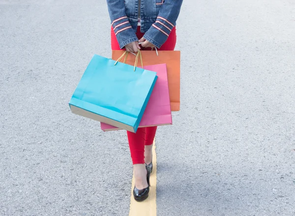 Vysoké podpatky dívka s nákupníma taškama na ulici — Stock fotografie