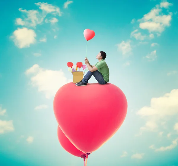 Uomo con palloncini cuore, San Valentino sfondo — Foto Stock