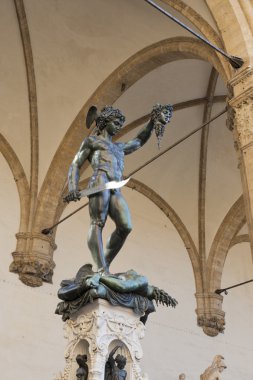 medusa heykeli kafa tutan perseus