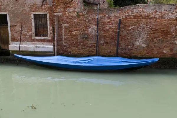 Gondola vicino al vecchio edificio a Venezia — Foto Stock