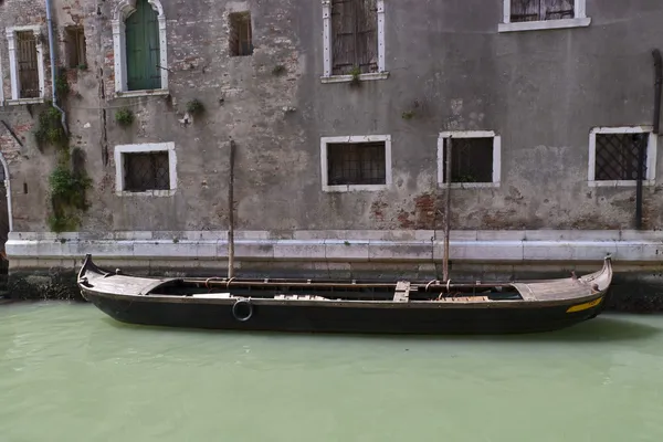 Gondola vicino al vecchio edificio a Venezia — Foto Stock