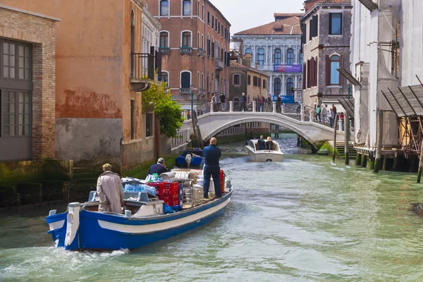 Kanaal met boot in Venetië. — Stockfoto