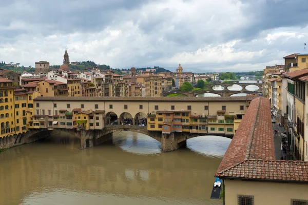 Vista de Florencia, el río Arno y el famoso Ponte Vecchio — Foto de Stock