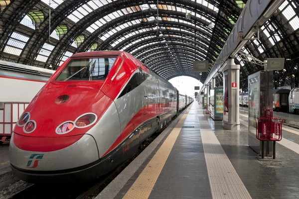 Plataforma de la estación de tren Milano Centrale — Foto de Stock