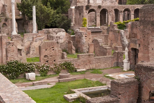 Ruínas da Casa dos Vestais no Fórum Romano — Fotografia de Stock