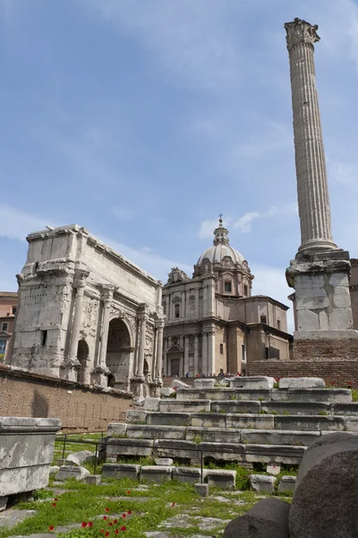 Arco de Tito e Coluna de Focas no Fórum Romano em Roma, I — Fotografia de Stock