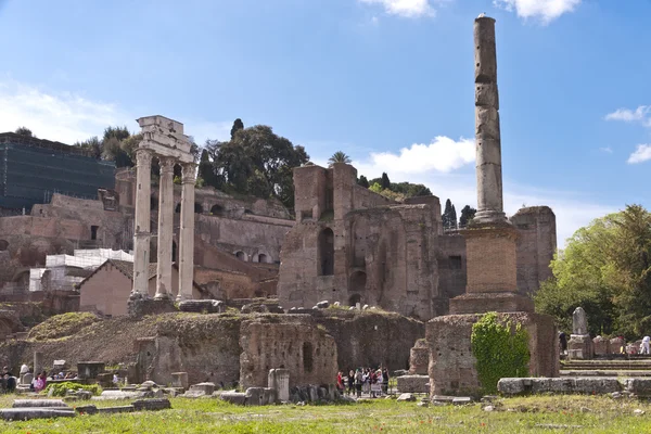 Ruins of Roman Forum with Temple of Castor & Pollux on the left — Stock Photo, Image