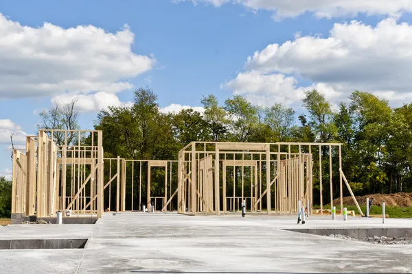 Nueva construcción de casa sobre losa fundación — Foto de Stock