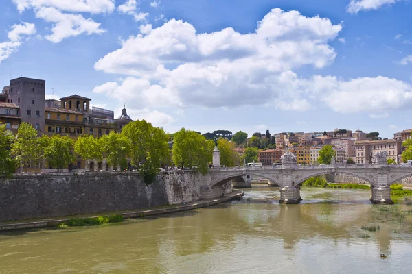Brug over de rivier de tiber in rome — Stockfoto