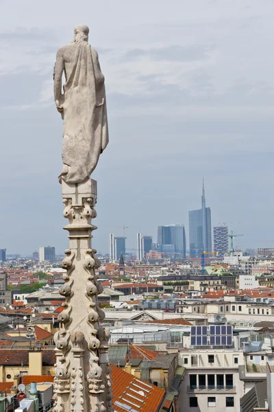 Luchtfoto van kathedraal over Milaan, Italië — Stockfoto