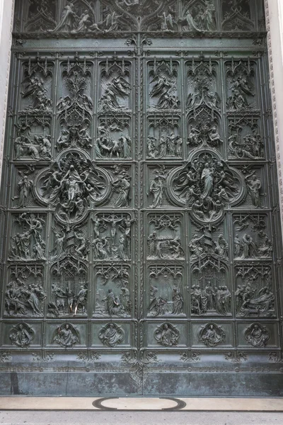 Dveře milánské katedrály, Itálie — Stock fotografie