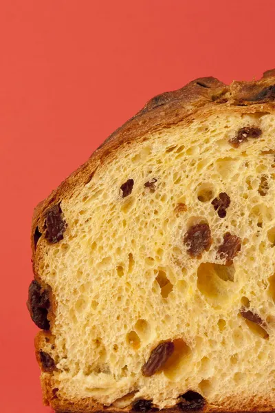 Panettone, 빨간색 배경 위에 전형적인 크리스마스 케이크 — 스톡 사진