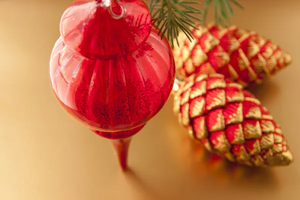 Decoração de Natal vermelho no fundo dourado — Fotografia de Stock