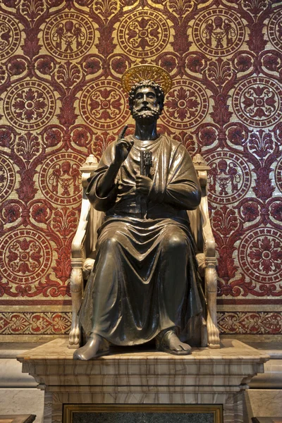 Saint peter standbeeld in de basiliek van Vaticaan in rome. — Stockfoto