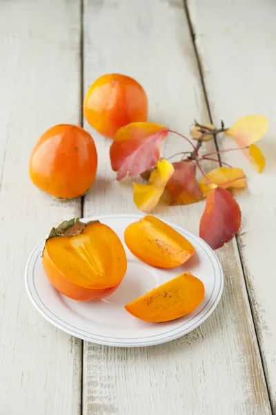 Persimmon mûr avec coupe — Photo