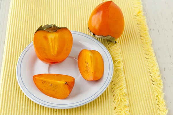 Rijp persimmon met knippen — Stockfoto