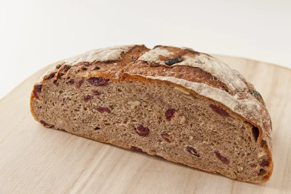 Круглый домашний хлеб из цельного зерна с клюквой и орехом на — стоковое фото