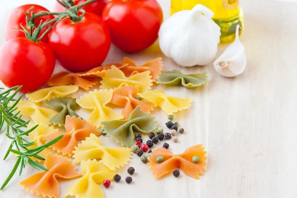 Składniki na dania kuchni włoskiej: makarony farfalle, pomidorów, oliwek — Zdjęcie stockowe