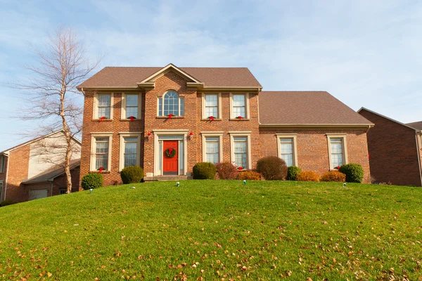 Bakstenen huis ingericht voor Kerstmis in kentucky — Stockfoto