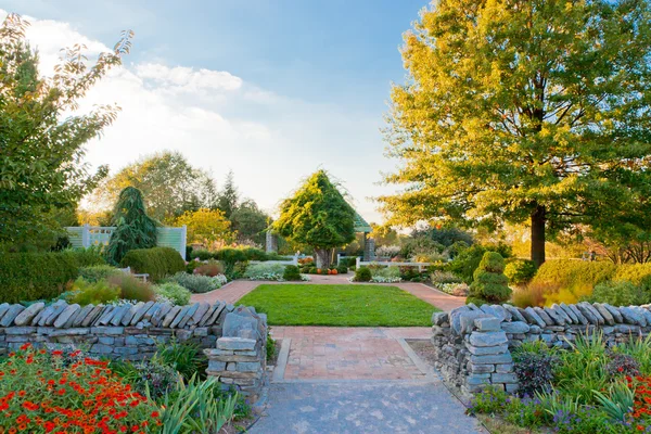 Evening hour at city park arboretum — Stock Photo, Image