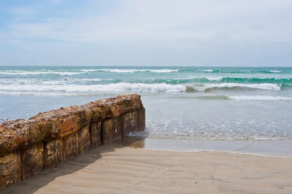 Vieille jetée de pierre à la plage océan . — Photo