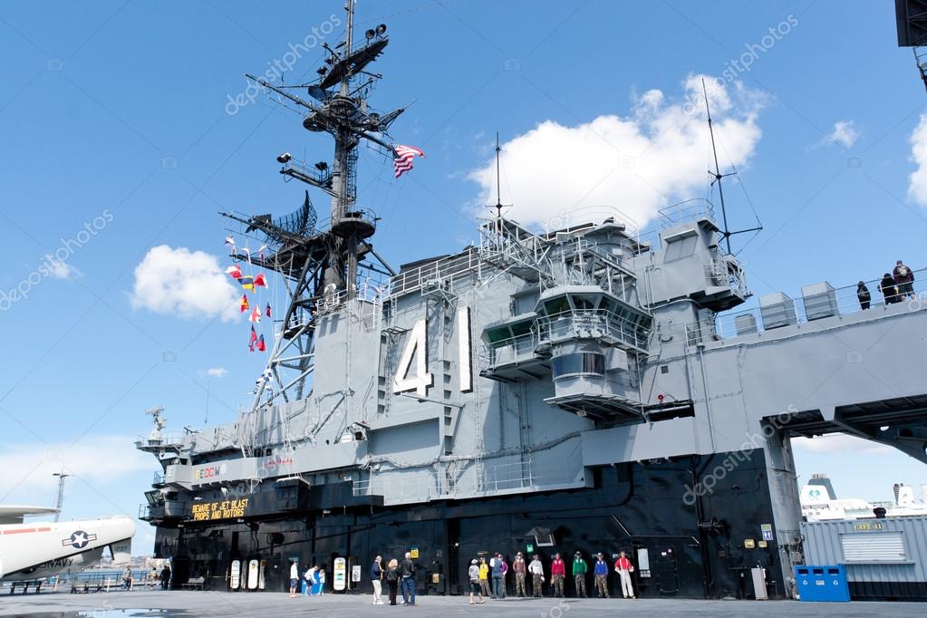 Deck und Turm des Flugzeugträgers auf halbem Weg als Museum der