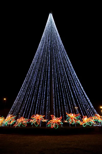 Decoração à noite para a celebração de Natal e Ano Novo — Fotografia de Stock