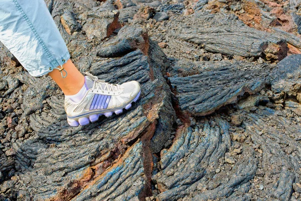 Volkanik akışı taşlar üzerinde ayak — Stok fotoğraf