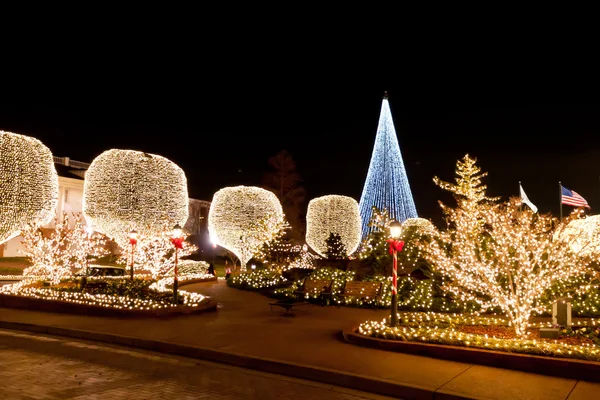 Decoración en los árboles por la noche para la celebración de Navidad y Año Nuevo — Foto de Stock
