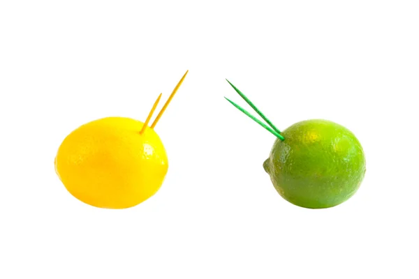 Konzept von Krieg oder Kampf. Zitrone und Limette gegeneinander — Stockfoto