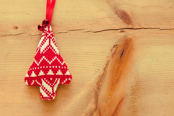 Handgemaakte kerstversiering op een houten bord als achtergrond — Stockfoto