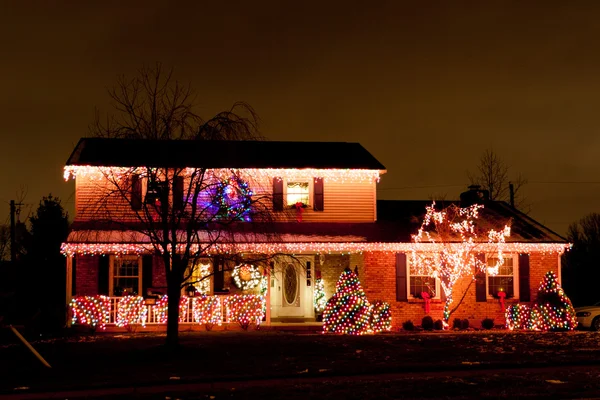 Decoração de Natal de uma típica casa americana . — Fotografia de Stock